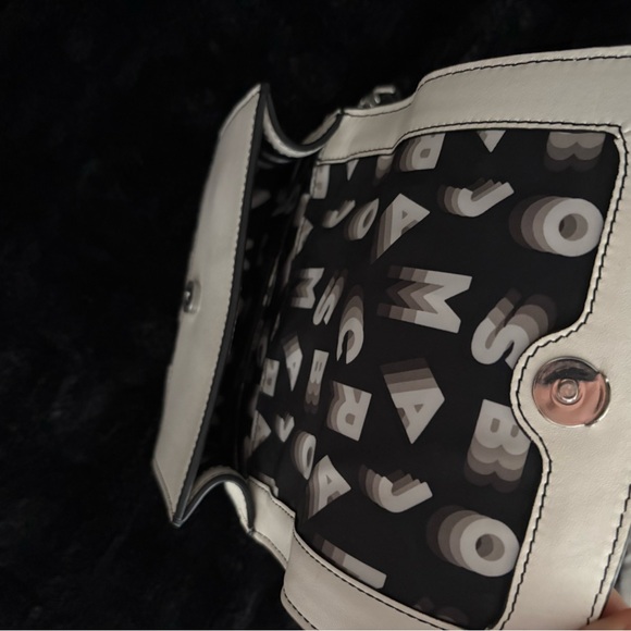 Marc Jacobs Ivory Crossbody with Silver Chain - Picture 2 of 4